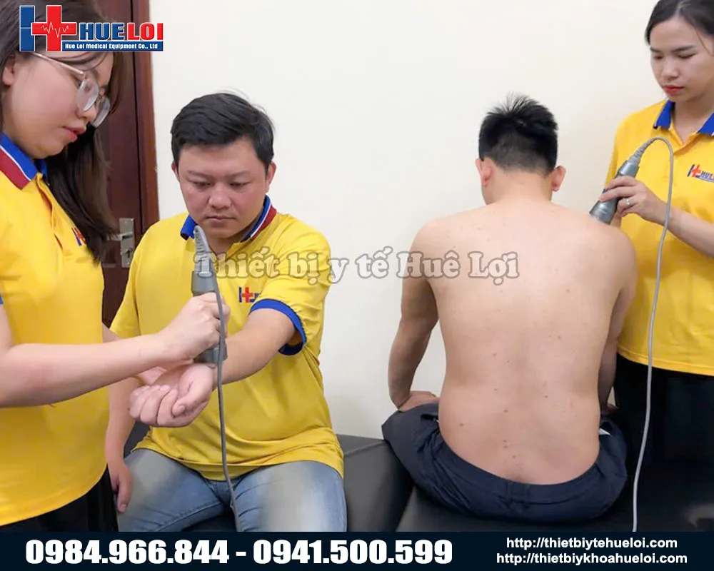 Điều trị hai bệnh nhân cùng lúc bằng máy siêu âm trị liệu hai đầu dò Texua